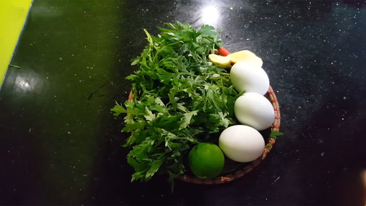 Nguyên liệu chuẩn bị cho món trứng vịt lộn hầm ngải cứu