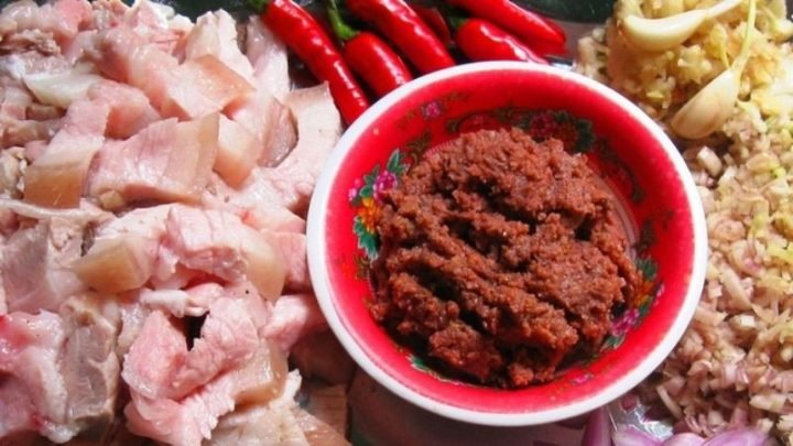 Nguyên liệu chuẩn bị để xào mắm ruốc sả ớt với thịt ba rọi