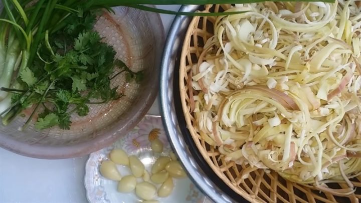 Nguyên liệu chuẩn bị làm món hoa chuối xào