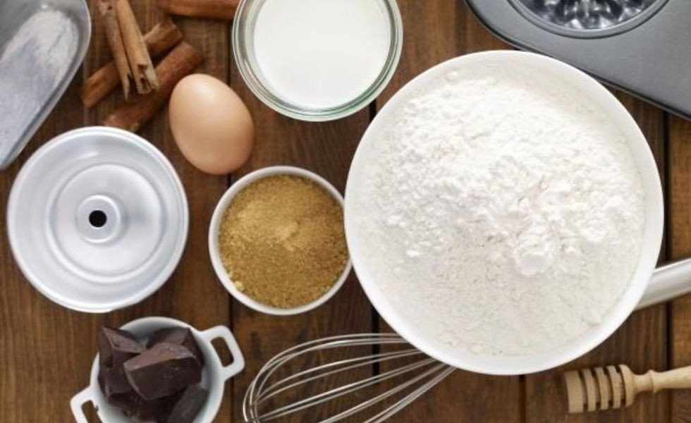 Nguyên liệu cơ bản để chuẩn bị cách làm vỏ bánh gối giòn xốp tại nhà