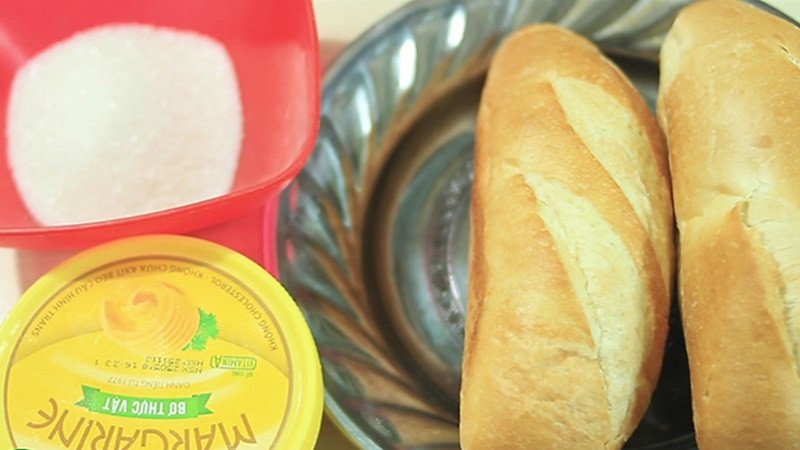 Nấu Chuẩn Ăn Ngon: Cách Làm Bánh Mì Bơ Sữa Bằng Chảo Thơm Lừng Nguyên liệu cơ bản để làm bánh mì bơ sữa bằng chảo tại nhà