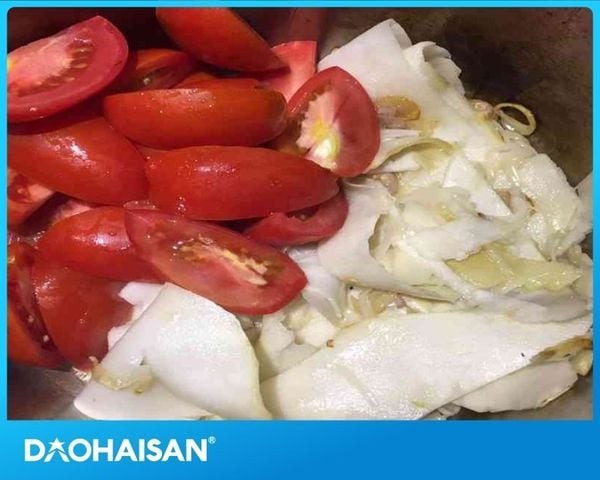 Nguyên liệu đã chuẩn bị sẵn sàng để nấu món canh đầu cá hồi