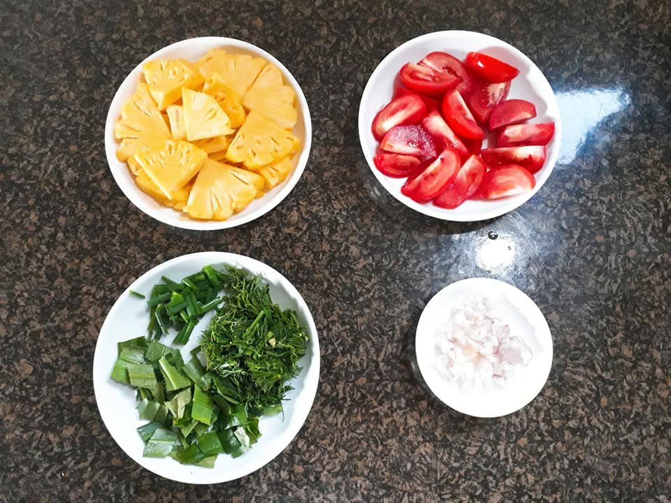 Nguyên liệu đã sơ chế chuẩn bị nấu canh chua đầu cá