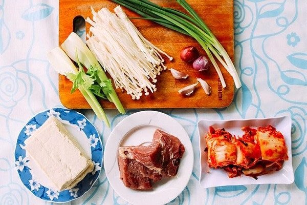 Nguyên liệu đã sơ chế để nấu canh kim chi thịt bò