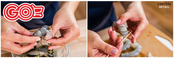 Nguyên liệu đã sơ chế sẵn sàng cho món chả giò tôm thịt, bao gồm tôm tươi, cà rốt và nấm mèo thái sợi.