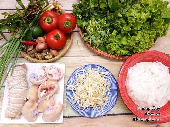 Nguyên liệu đầy đủ cho món bún giò heo cà chua gồm giò heo, cà chua, bún và rau thơm