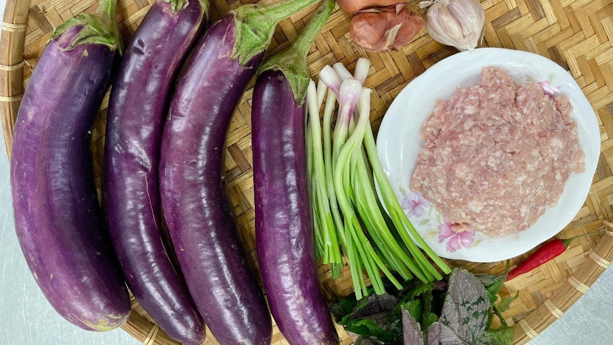 Nguyên liệu đầy đủ cho món cà tím xào thịt băm