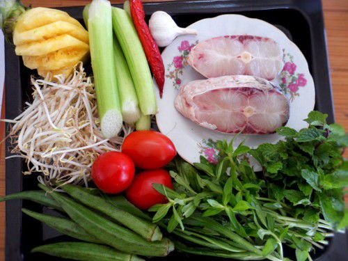 Nguyên liệu đầy đủ để nấu canh chua cá lóc tươi ngon