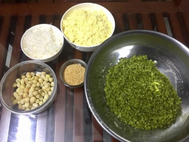 Nguyên liệu đầy đủ để nấu món xôi cốm tươi dẻo thơm, bao gồm cốm, đậu xanh, hạt sen, dừa sợi.