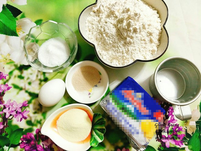 Nguyên liệu đầy đủ để thực hiện cách làm bánh quẩy ngọt mềm thơm ngon
