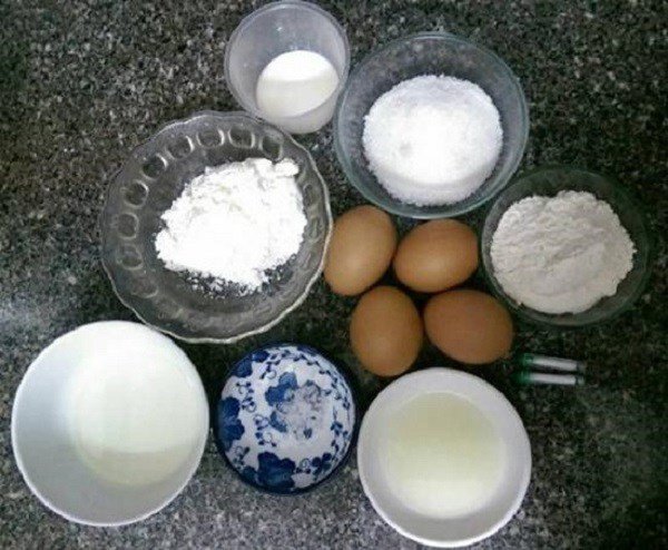 Nguyên liệu làm bánh kem sinh nhật cơ bản: trứng, đường, bột mì, tinh dầu vanilla.