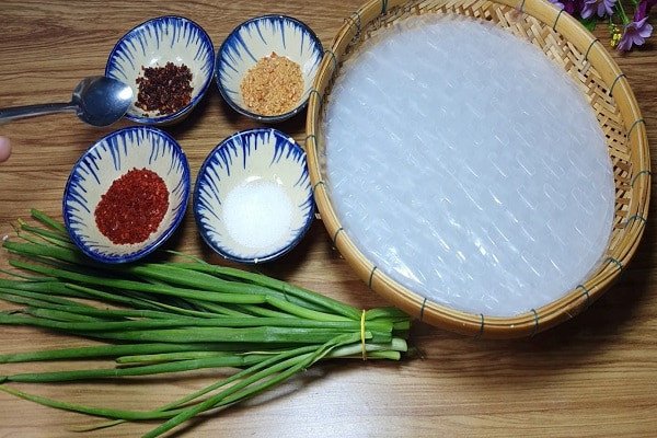 Nguyên liệu làm bánh tráng trộn mỡ hành