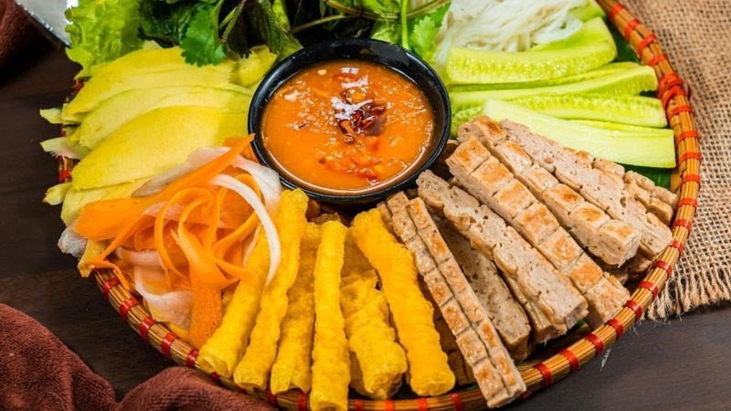 Nguyên liệu làm nem nướng tự làm tại nhà như thịt xay, rau củ, giúp kiểm soát một suất nem nướng Nha Trang bao nhiêu calo.