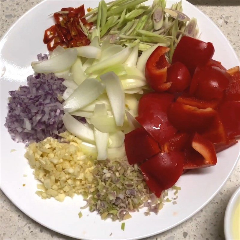 Nguyên liệu rau củ và gia vị băm nhỏ chuẩn bị cho món xào thịt lợn rừng