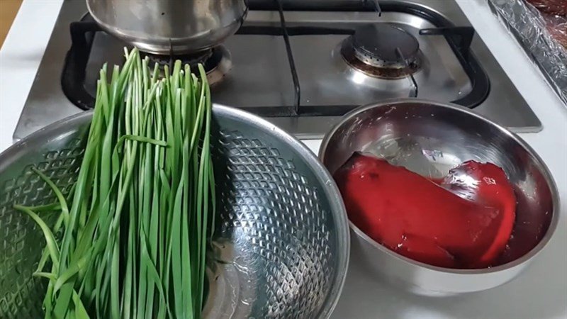 Nguyên liệu rau hẹ tươi xanh dùng để nấu canh tiết lợn