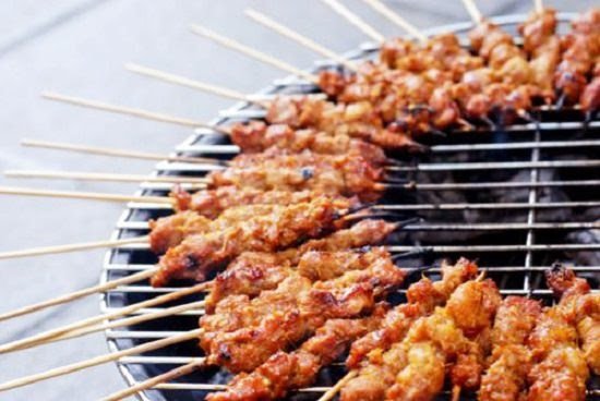 Nguyên liệu sơ chế và tẩm ướp thịt chó nướng truyền thống.