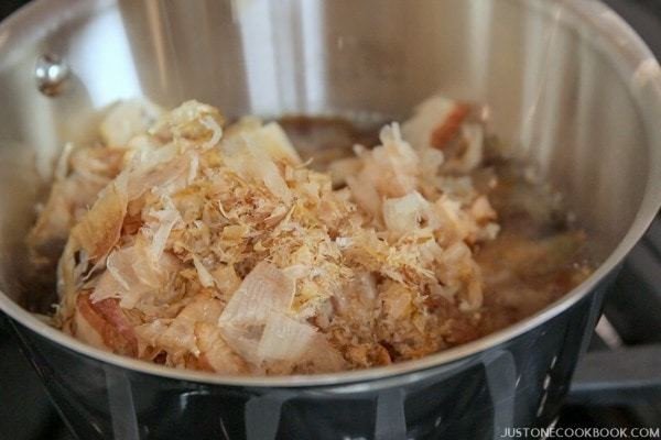 Nguyên liệu tự nấu dashi tại nhà gồm tảo bẹ kombu và cá ngừ bào katsuobushi