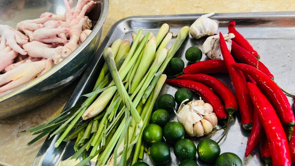 Nguyên liệu tươi ngon cho cách nấu chân gà sả tắc