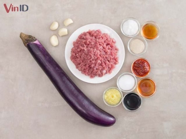 Nguyên liệu tươi ngon cho cách xào cà tím với thịt ba chỉ và thịt băm