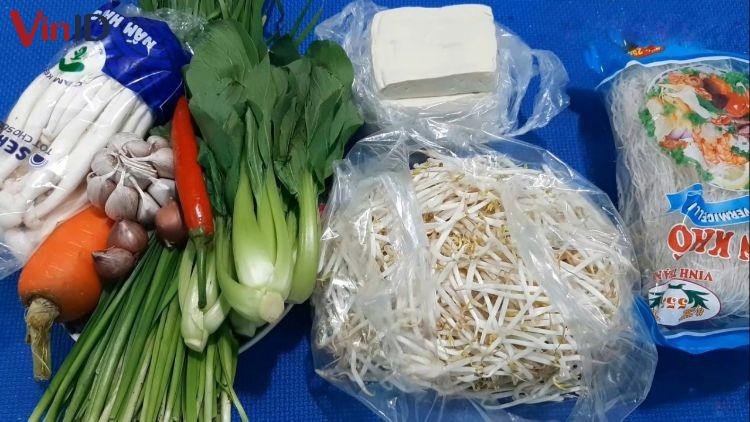 Nguyên liệu tươi ngon cho món bún gạo xào giá hẹ chay.