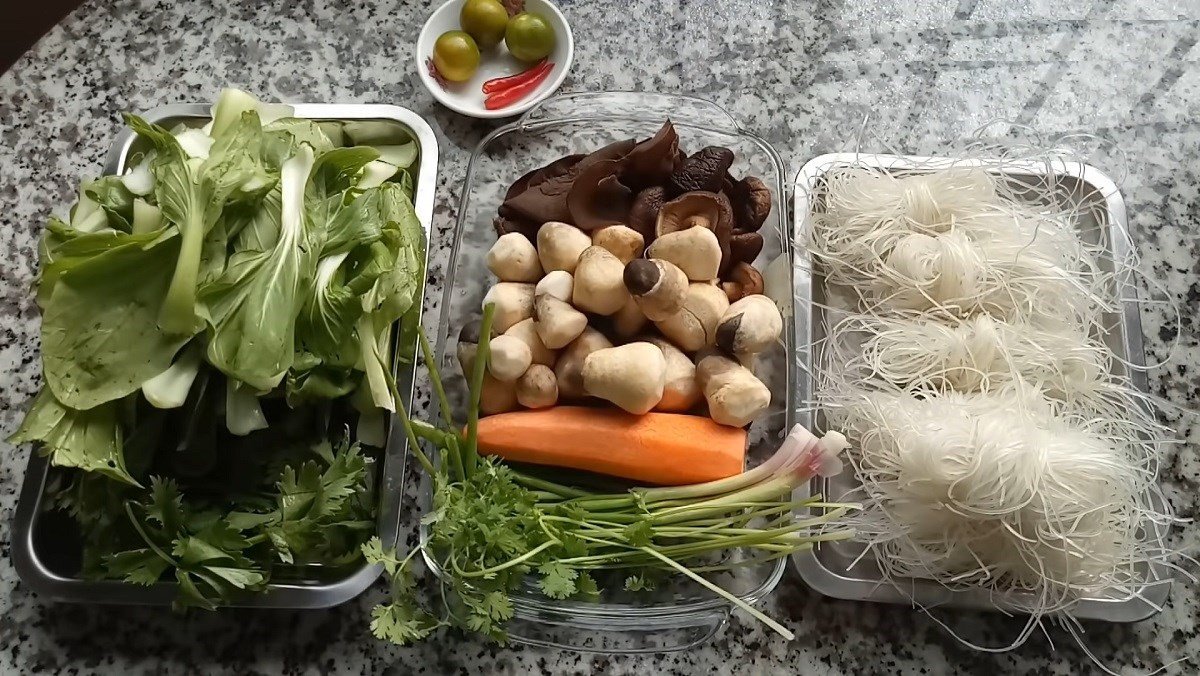 Nguyên liệu tươi ngon cho món cách xào hủ tiếu chay rau củ
