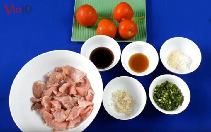 Nguyên liệu tươi ngon cho món thịt lợn sốt cà chua hấp dẫn