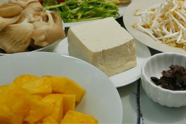 Nguyên liệu tươi ngon chuẩn bị cho món canh chua chay đậu hũ nấm