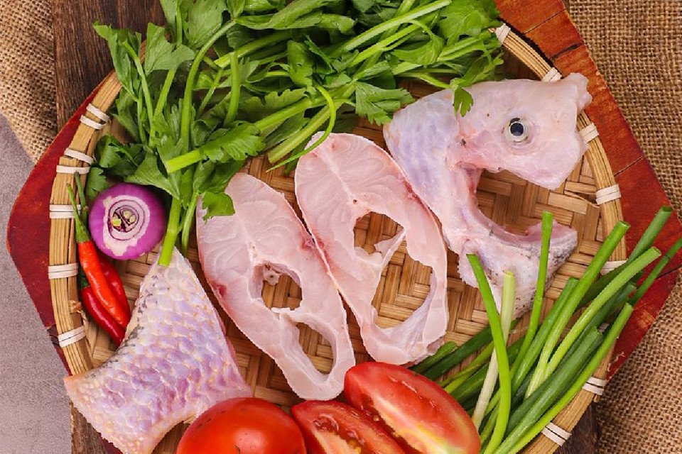 Nguyên liệu tươi ngon chuẩn bị cho món canh ngót cà chua với cá diêu hồng