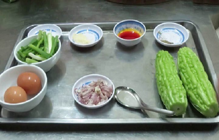 Nguyên liệu tươi ngon chuẩn bị cho món mướp đắng xào trứng
