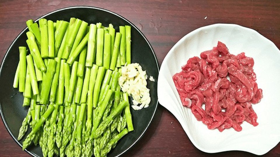Nguyên liệu tươi ngon chuẩn bị cho món thịt bò xào măng tây