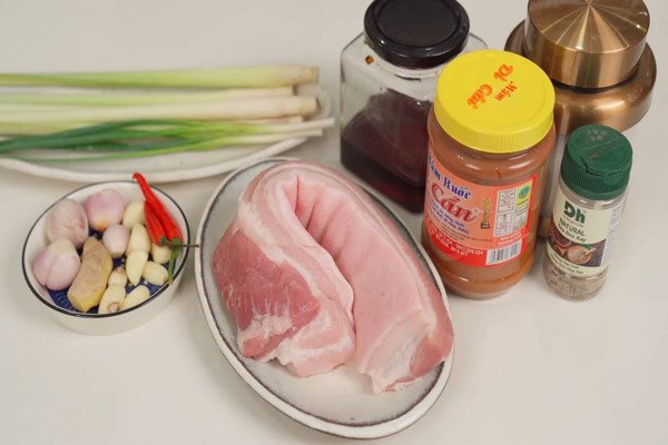 Nguyên liệu tươi ngon chuẩn bị cho món thịt kho mắm ruốc sả ớt