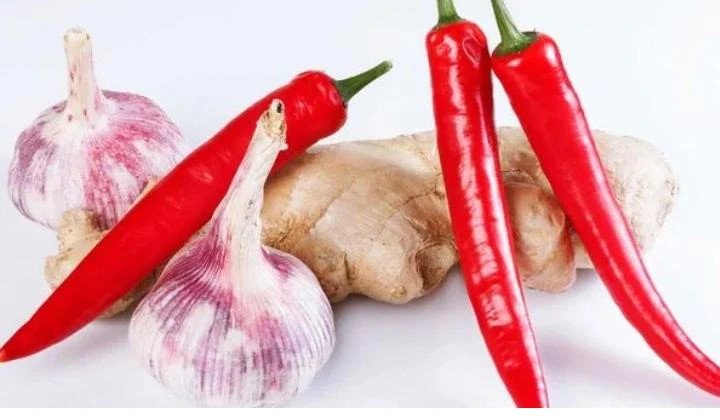 Nguyên liệu tươi ngon chuẩn bị cho món thịt ngựa xào rau răm gồm thịt, rau răm, tỏi ớt