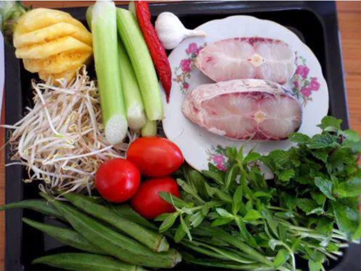 Nguyên liệu tươi ngon chuẩn bị nấu canh chua cá