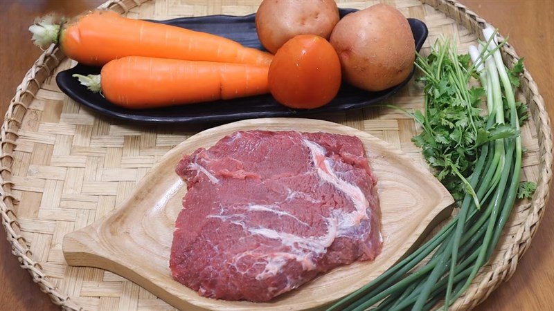 Nguyên liệu tươi ngon chuẩn bị nấu canh thịt bò rau củ