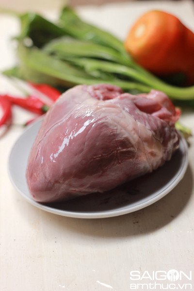 Nguyên liệu tươi ngon chuẩn bị nấu cháo tim heo cho người ốm.