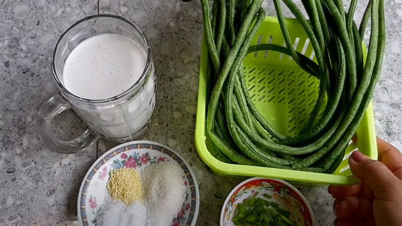 Nguyên liệu tươi ngon để chế biến món đỗ xào nước cốt dừa, bao gồm đỗ xanh và nước cốt dừa sánh mịn
