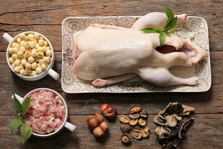 Nguyên liệu tươi ngon để chuẩn bị cách nấu mì Quảng vịt tại nhà