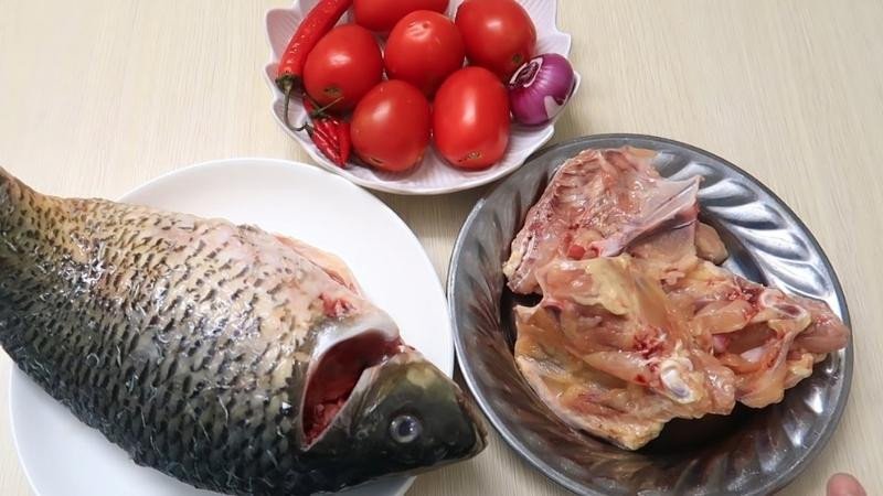 Nguyên liệu tươi ngon để chuẩn bị món lẩu cá chép