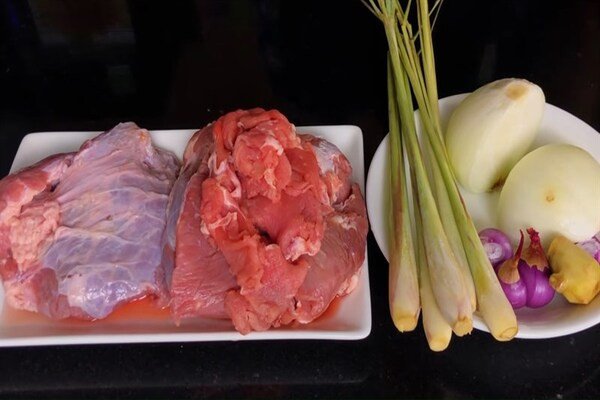 Nguyên liệu tươi ngon để nấu bún bò tái chuẩn vị