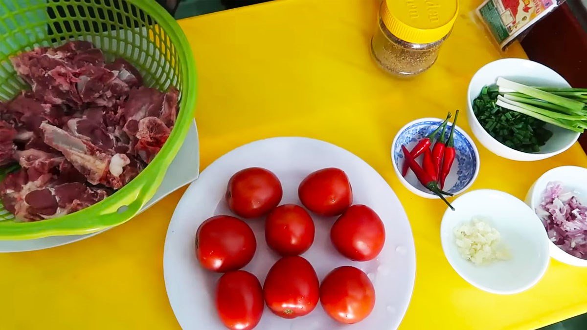 Nguyên liệu tươi ngon làm bún xương heo cà chua đậm đà