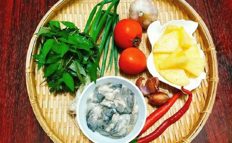 Nguyên liệu tươi ngon làm món canh chua hàu tại nhà