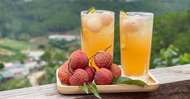 Nguyên liệu và ly trà vải tự làm, hướng dẫn cách pha chế trà vải ít calo để thưởng thức.