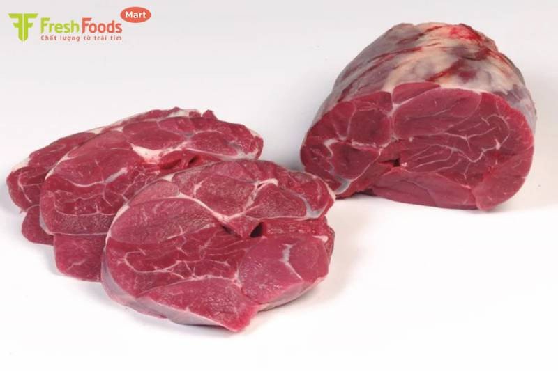 Nguyên liệu xương bò, thịt sườn và rau củ tươi cho món hầm ăn bánh mì