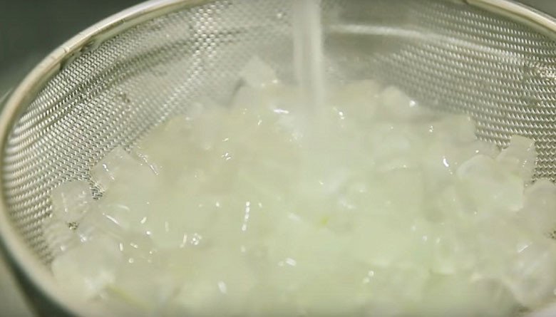 Nha đam đã gọt vỏ, cắt hạt lựu và rửa sạch, sẵn sàng cho cách nấu chè đậu xanh nha đam phổ tai