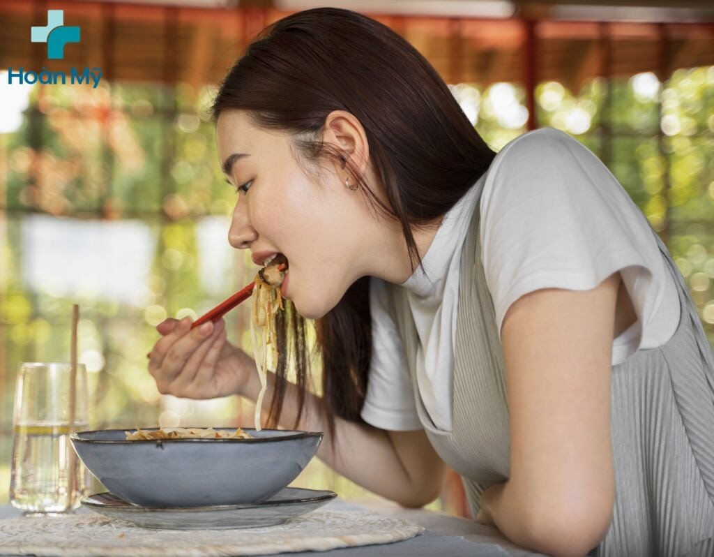 Nhai cơm chậm và kỹ giúp no lâu hơn, hỗ trợ kiểm soát cân nặng
