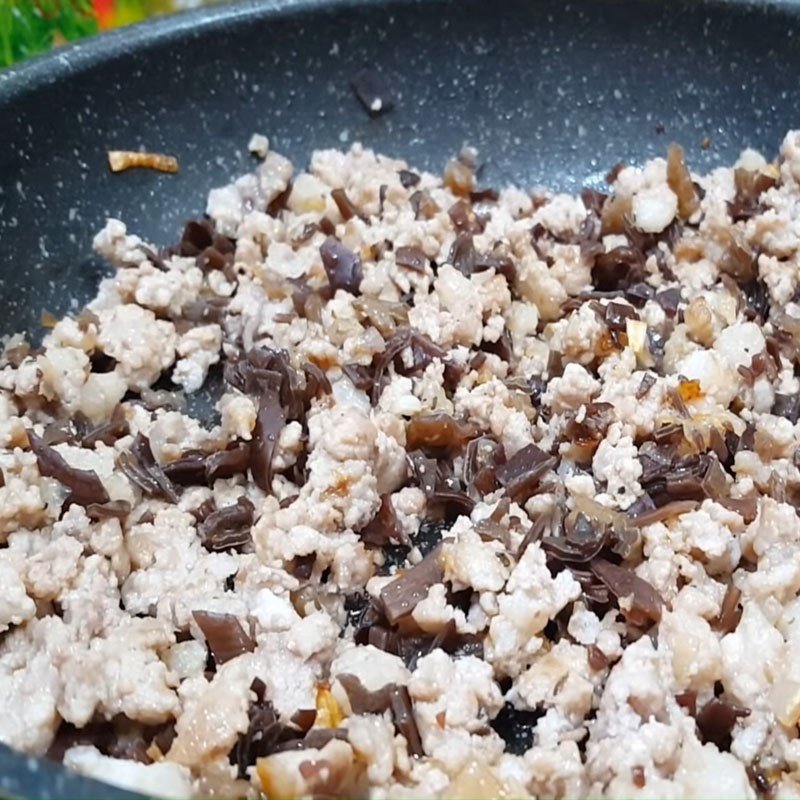 Nhân bánh răng bừa đang được xào thơm trên chảo