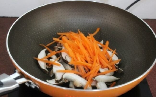 Nhân bánh xèo chay với nấm, giá đỗ và đậu xanh đang xào