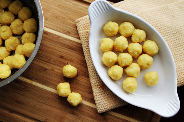 Nhân đậu xanh đã sên mịn, chuẩn bị nặn viên làm bánh dẻo