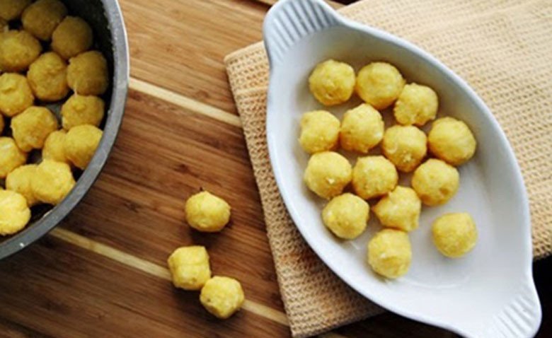 Nhân đậu xanh đã sên thơm, sẵn sàng để làm nhân chè xôi nước