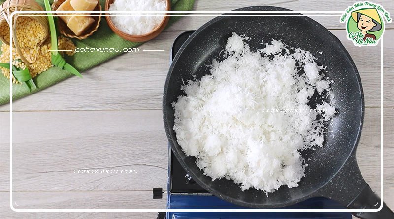 Nhân dừa nạo sên đường cho món bánh ít lá gai thêm phần ngọt ngào